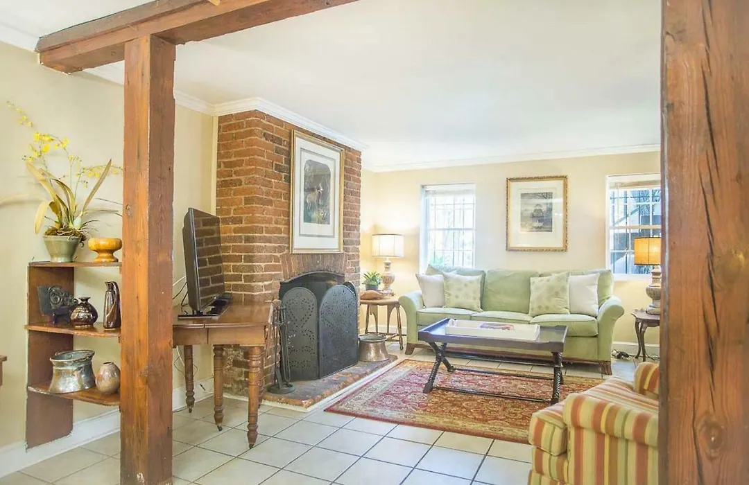 Chatham Square Garden Apartment By Lucky Savannah-1