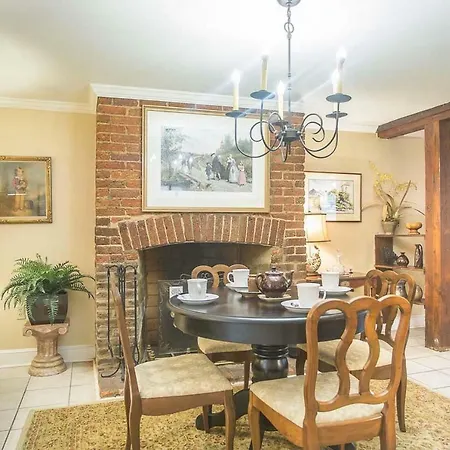 Chatham Square Garden Apartment By Lucky Savannah-2